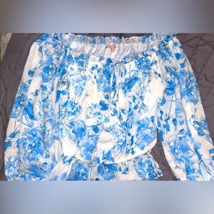 Women’s Blouse, can go off or on the shoulders (depending style) only one wear💙